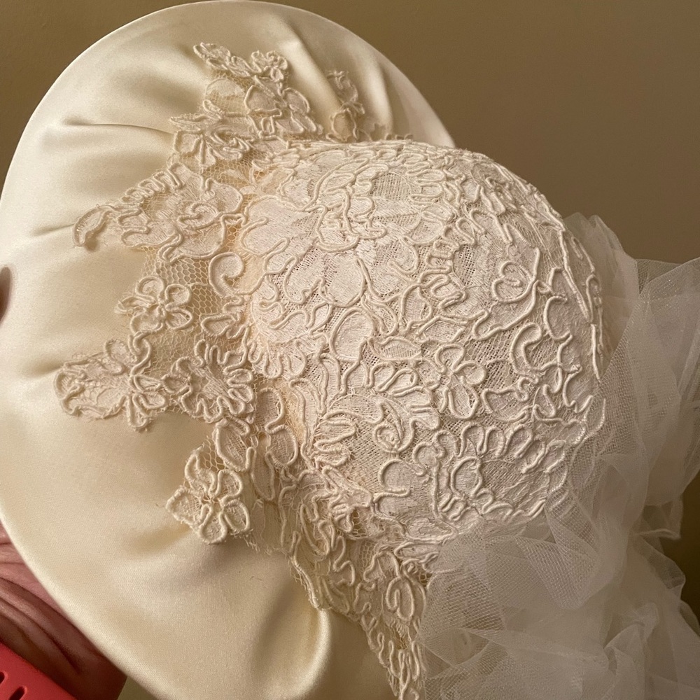 Wedding hat with tulle train
